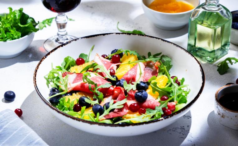Insalata mista con petto d'anatra affumicato e aroma di frutti rossi